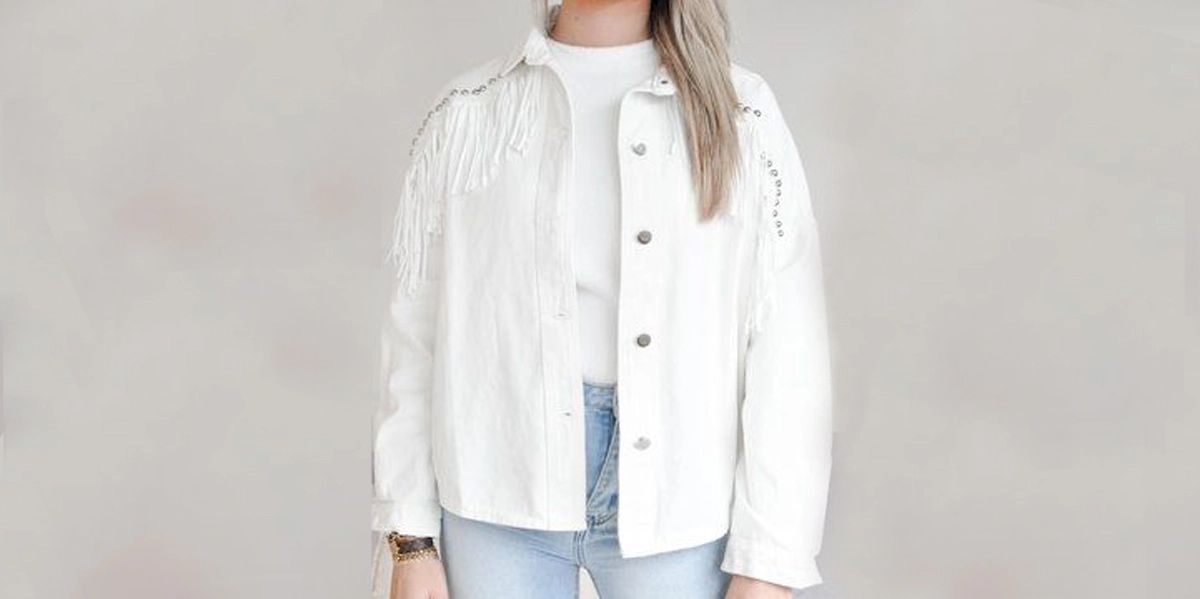 کت تک زنانه سفید در ترکیب با رنگ‌های روشن استایلی مینیمال و جذاب خواهد شد. 