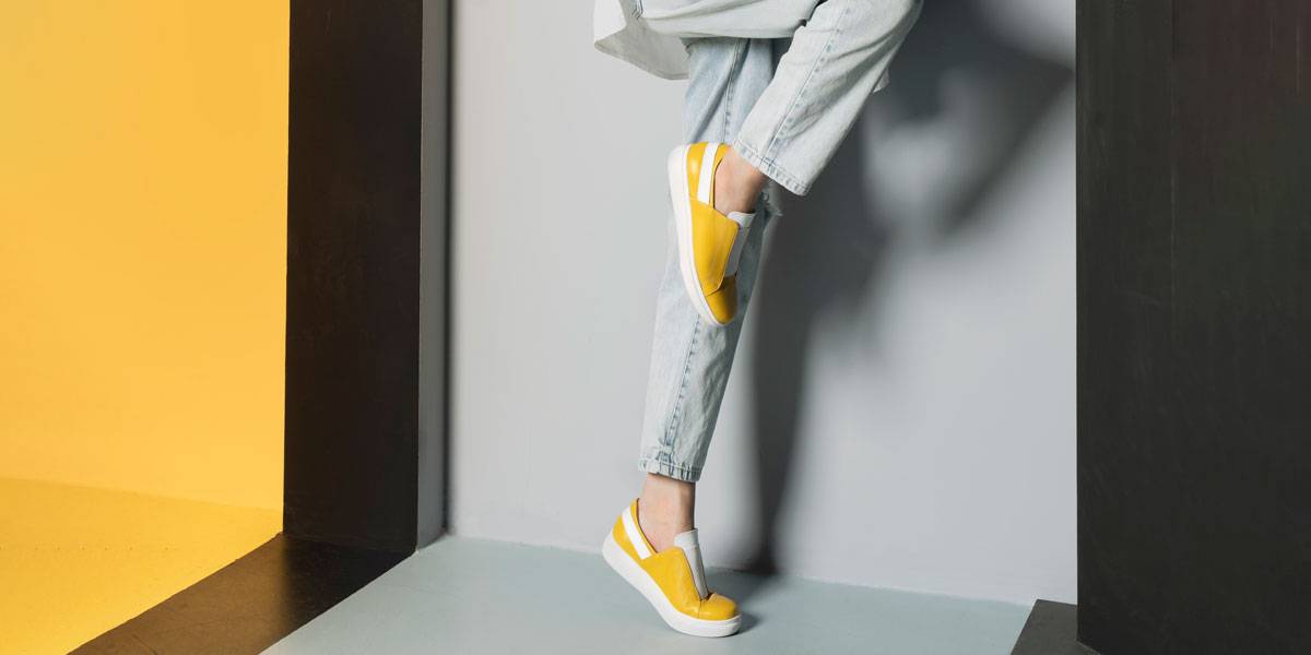 کفش ونس را با چه شلواری بپوشیم؟ سعی کنید از رنگ های جسورانه استفاده کنید. مثل ست زرد و طوسی