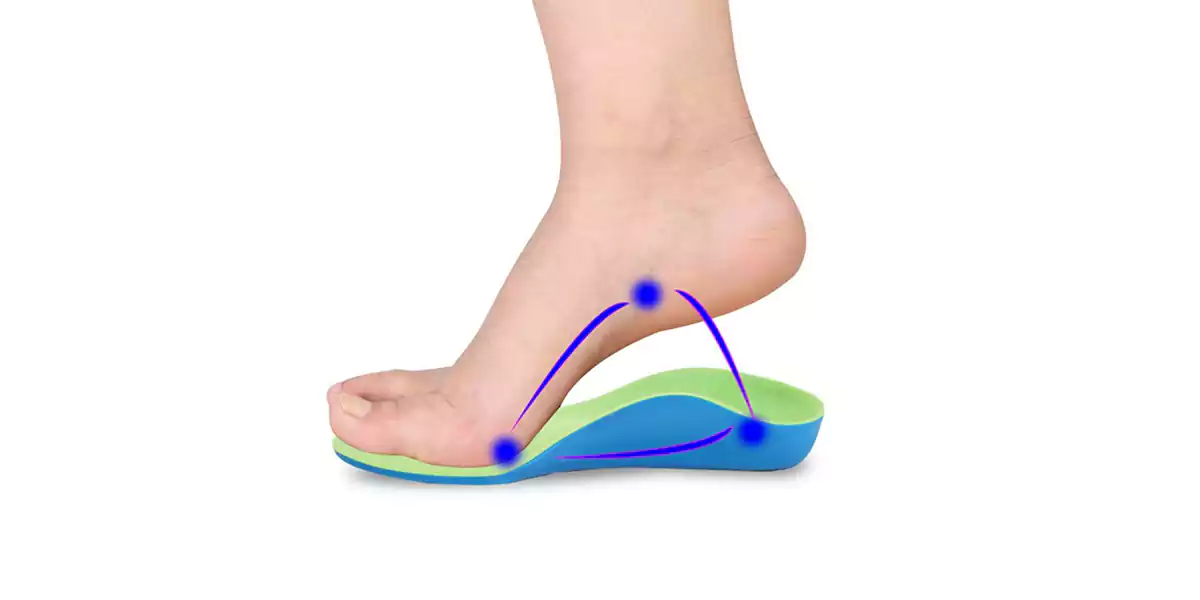 کفی طبی کفش مناسب برای کف پای صاف انحنایی دارد که باعث میشود به ستون فقرات فشار نیاید.